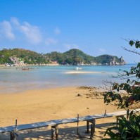 rechts im Bild: der Buddha-Felsen