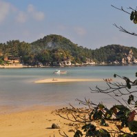 rechts im Bild: der Buddha-Felsen