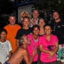 Curry-Competition | Tage 14–16 : Tauchen, tauchen, tauchen … | Nr. 106 v.l.n.r.: die wortlose Frau, die uns unser Zimmer gezeigt hat, Tomato, Jackson<br>davor: ein mir vollkommen fremder, besoffener Typ, der sich offenbar in Lalala verliebt hat, Lalala, dahinter: Bepi mit dem Laem Klong-Hündchen, Marie, Cheng und Philip