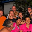 Curry-Competition | Tage 14–16 : Tauchen, tauchen, tauchen … | Nr. 107 v.l.n.r.: Tomato, Jackson<br>davor: der besoffene Typ, Lalala<br>dahinter: Bepi mit dem Laem Klong-Hündchen, Marie, Cheng und Philip