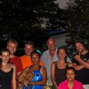 Curry-Competition | Tage 14–16 : Tauchen, tauchen, tauchen … | Nr. 108 »How can you make photo without the mama?!«<br>Die Dame in der Schürze ist Chengs Mama, links davon stehen Rebekka und ich.<br>Das Foto hat Jackson mit ca. 1,5 l Green Label intus geschossen, was dann auch den verrutschten Bildausschnitt erklären dürfte.