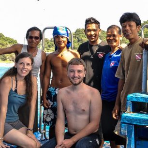 Curry-Competition | Tag 23: Das grüne Monster, die Schildkröte und ein krasser Freak | Nr. 89 Hinten von links nach rechts:<br>der Kapitän, der extrem niedliche und immer lächelnde Matrose, Teuy, die sympathische Köchin und der etwas ruhigere zweite Matrose<br>Vorne: wir