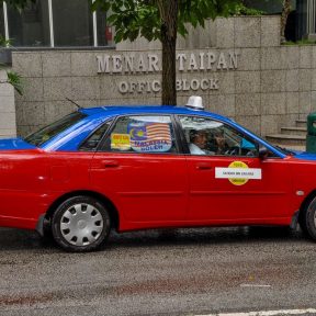 Curry-Competition | Tag 28: Die Petronas Towers, der Fernsehturm und »Berhati-hati!« | Nr. 3 »Jemput naik«: Willkommen!