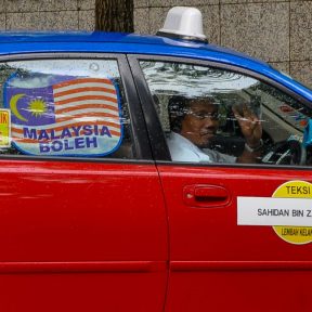 Curry-Competition | Tag 28: Die Petronas Towers, der Fernsehturm und »Berhati-hati!« | Nr. 2 »Jemput naik«: Willkommen!