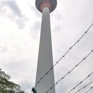 Curry-Competition | Tag 28: Die Petronas Towers, der Fernsehturm und »Berhati-hati!« | Nr. 19 Menara KL