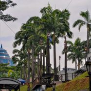 Curry-Competition | Tag 28: Die Petronas Towers, der Fernsehturm und »Berhati-hati!« | Nr. 22 Ziplining am Menara KL. Im Hintergrund: der Olympia Tower (Menara Olympia)