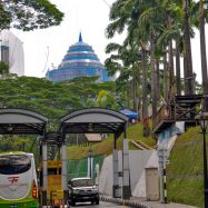 Curry-Competition | Tag 28: Die Petronas Towers, der Fernsehturm und »Berhati-hati!« | Nr. 23 Ziplining am Menara KL. Im Hintergrund: der Olympia Tower (Menara Olympia)