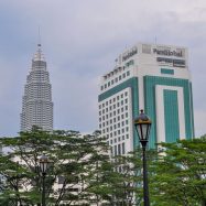 Curry-Competition | Tag 28: Die Petronas Towers, der Fernsehturm und »Berhati-hati!« | Nr. 25 links die Petronas Towers, rechts das Panglobal Berhad