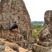 Curry-Competition | Tage 30 & 31: Die Tempel von Angkor | Nr. 331 Die wohl beeindruckendste Statue des Pre Rup (links im Bild)