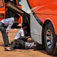 Curry-Competition | Tag 33: Eugen & Patrick | Nr. 3 Der Zustand des Busses wird noch mal überprüft
