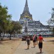 Wat Phu Khao Thong … sowie die Rücken von Ole und seiner Gang