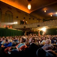 Serendipity – Teil 1 | Tag 28: Cari | Nr. 8 <small>© Bagdad Theater</small>