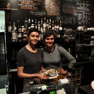 Serendipity – Teil 1 | Tag 25: Ein neuer Freund & The Hazel Room | Nr. 8 The Hazel Room<br>Sonya & Katie