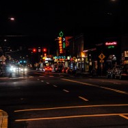 Der Hawthorne Boulevard bei Nacht