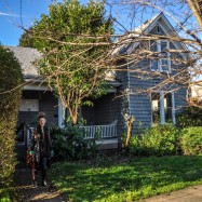 Cari vor der Hawthorne Rose