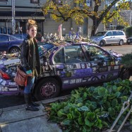 Cari und ein sehr seltsames Auto aus ihrer Nachbarschaft