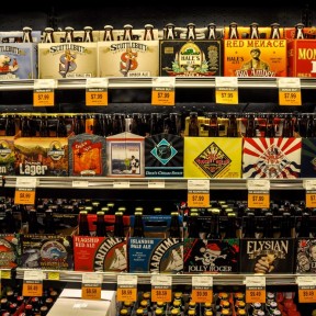 Serendipity – Teil 1 | Tag 38: Weihnachtspläne und ein bisschen Seattle | Nr. 45 So sehen Bierregale in amerikanischen Märkten aus: schön bunt!