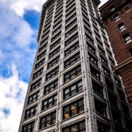 Blick auf den Smith Tower von der Ecke Yesler Way & Jefferson Street