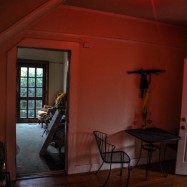 Der Eingangsbereich der Hawthorne Rose mit Blick ins Wohnzimmer