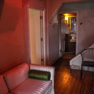 Der Eingangsbereich der Hawthorne Rose<br> links geht’s in Caris Zimmer, daneben ist das Bad