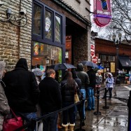 Für Donuts Schlange stehen …