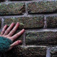 Glitzer, Glitzer und dreckige Fingernägel