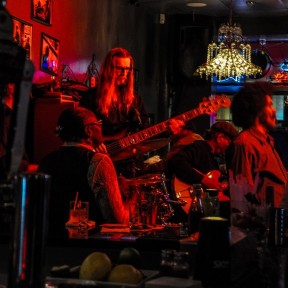 Serendipity – Teil 1 | Tag 46: They Call Him Tyrone | Nr. 18 Die allabendliche Live-Band – Die Frau links vorne ist Cherry