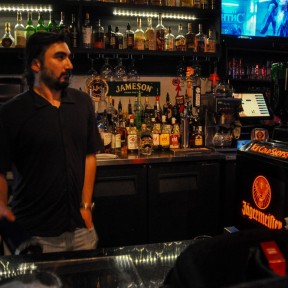 Serendipity – Teil 1 | Tag 46: They Call Him Tyrone | Nr. 17 Oz in seiner Lounge