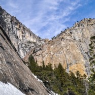Die Öffnung der Schlucht aus einiger Entfernung: zwischen der Wand links und der nach rechts zum Wasserfall aufsteigenden Wand mittig im Bild.