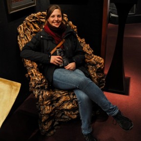 Serendipity – Teil 2 | Tag 73: Das famose Hostel Cat | Nr. 49 Bianca auf einem Stuhl von Vladimir Kush