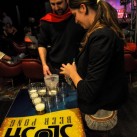 Serendipity – Teil 2 | Tag 73: Das famose Hostel Cat | Nr. 51 Chandler und Rachel bereiten den Beer-Pong-Wettstreit vor