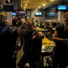 Serendipity – Teil 2 | Tag 73: Das famose Hostel Cat | Nr. 55 Alle haben Spaß. Nur nicht Sören … der will nicht dazugehören. v.l.n.r.: Party Animal Sören, Rachel, der Typ, der sich auf Fotos immer seltsam gibt und Bianca