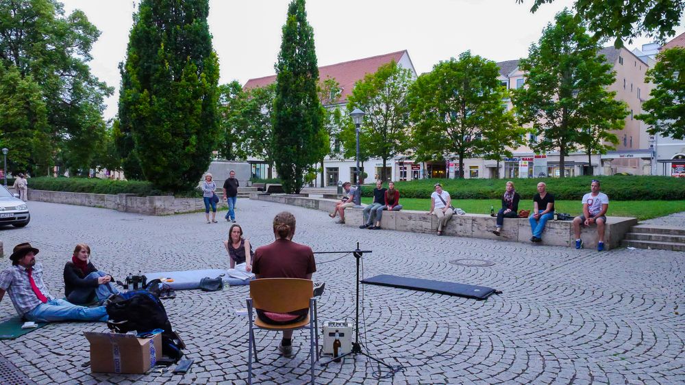  | Ein erfolgreicher Start für »Deutschlands ersten Straßenleser«: Die Lust ist geweckt! | Nr. 3 2015 07 23 19.46.33 Straßenlesung Weimar