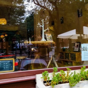 »Serendipity – Teil 1« im Schaufenster des Klotz & Quer (Gartenfeldplatz, Mainz)