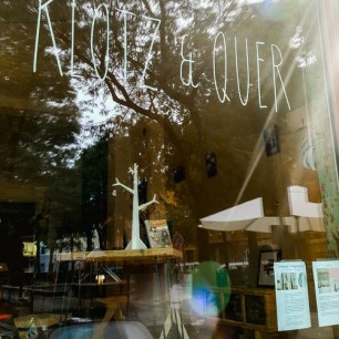 »Serendipity – Teil 1« im Schaufenster des Klotz & Quer (Gartenfeldplatz, Mainz)