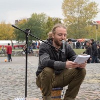Das Tagebuch des Straßenlesers: 1. Tour (2015) | Tag 43: Berlin | Nr. 2 Straßenlesung Mauerpark Berlin, 18.10.2015 (© Thore Rehbach)