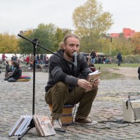 Das Tagebuch des Straßenlesers: 1. Tour (2015) | Tag 43: Berlin | Nr. 4 Straßenlesung Mauerpark Berlin, 18.10.2015 (© Thore Rehbach)