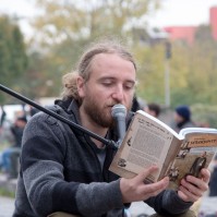 Das Tagebuch des Straßenlesers: 1. Tour (2015) | Tag 43: Berlin | Nr. 6 Straßenlesung Mauerpark Berlin, 18.10.2015 (© Thore Rehbach)