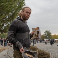 Das Tagebuch des Straßenlesers: 1. Tour (2015) | Tag 43: Berlin | Nr. 7 Straßenlesung Mauerpark Berlin, 18.10.2015 (© Thore Rehbach)