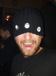 6 Gramm Caratillo: Dennis Knickel mit den neuen Buttons (Bei Ernst, 10.12.2016)