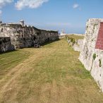Fortaleza de San Carlos de la Cabaña, im Hintergrund: El Faro del Castillo del Morro
